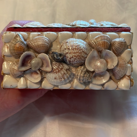 70’s Vintage Seashell Covered Jewelry & Trinket Box w Flocked Red Inside & Under - Picture 6 of 10